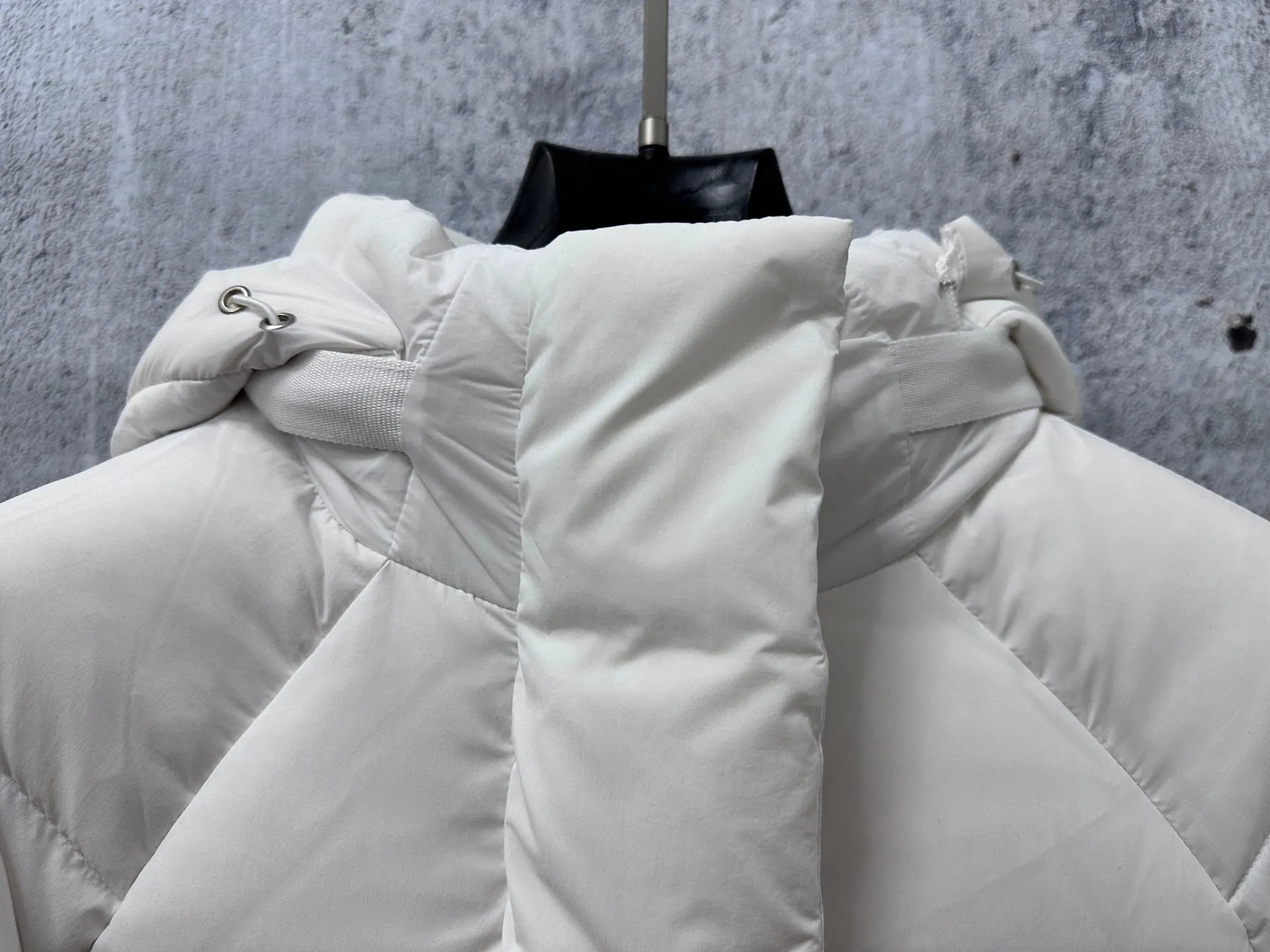 P740 【𝗖𝗔𝗡𝗔𝗗𝗔 𝗚𝗢𝗢𝗦𝗘】Capsule Series Macaron White Label Fabric: Made of soft EnduraLuxe fabric imported from DuPont, CORDURA, USA, which enhances the durability of easy-to-wear parts, is lightweight and durable; the liner is made of 400T anti-velvet gallbladder, which is comfortable, soft and non-velvet. : Equipped with a detachable hood, which can be adjusted in two directions, and is also filled with down, which brings greater softness and wrapping around the head and neck, and is full of warmth. This parka features white trim on the back and sides, and the hardware locks are all original and custom-made to match the muted fabric color. Goose label: The official website’s new series of silicone material labels, non-embroidery labels. Length: Fit hip-length. Size: XS-L